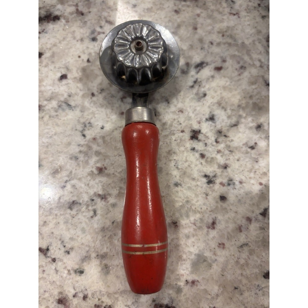 Vintage Fluted Pastry Wheel Crimper Dough Cutter Red Wood Handle Kitchen Tool
